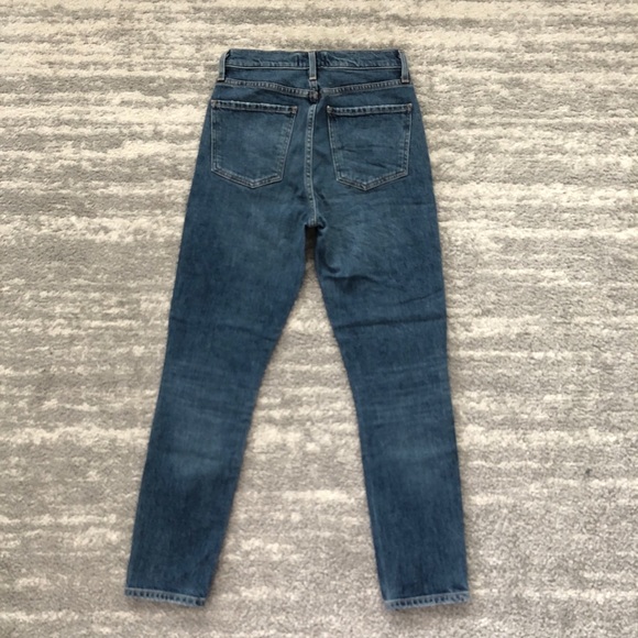 Boyish Billy in Rear Window - Picture 2 of 8